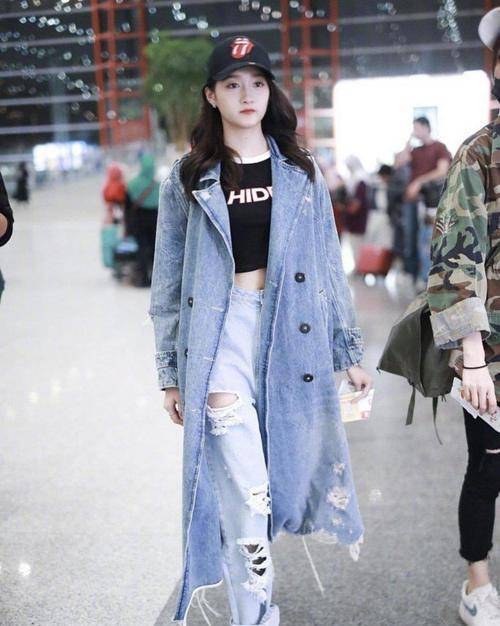 真有范|关晓彤私服穿搭真有范！露脐装搭配破洞牛仔裤潇洒活泼，时髦大气