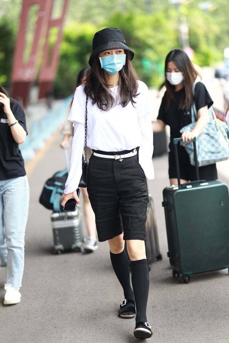 西裤|韩雪这样穿真新潮，小腿袜+西裤短裤秀时尚，配双拖鞋有点看不懂