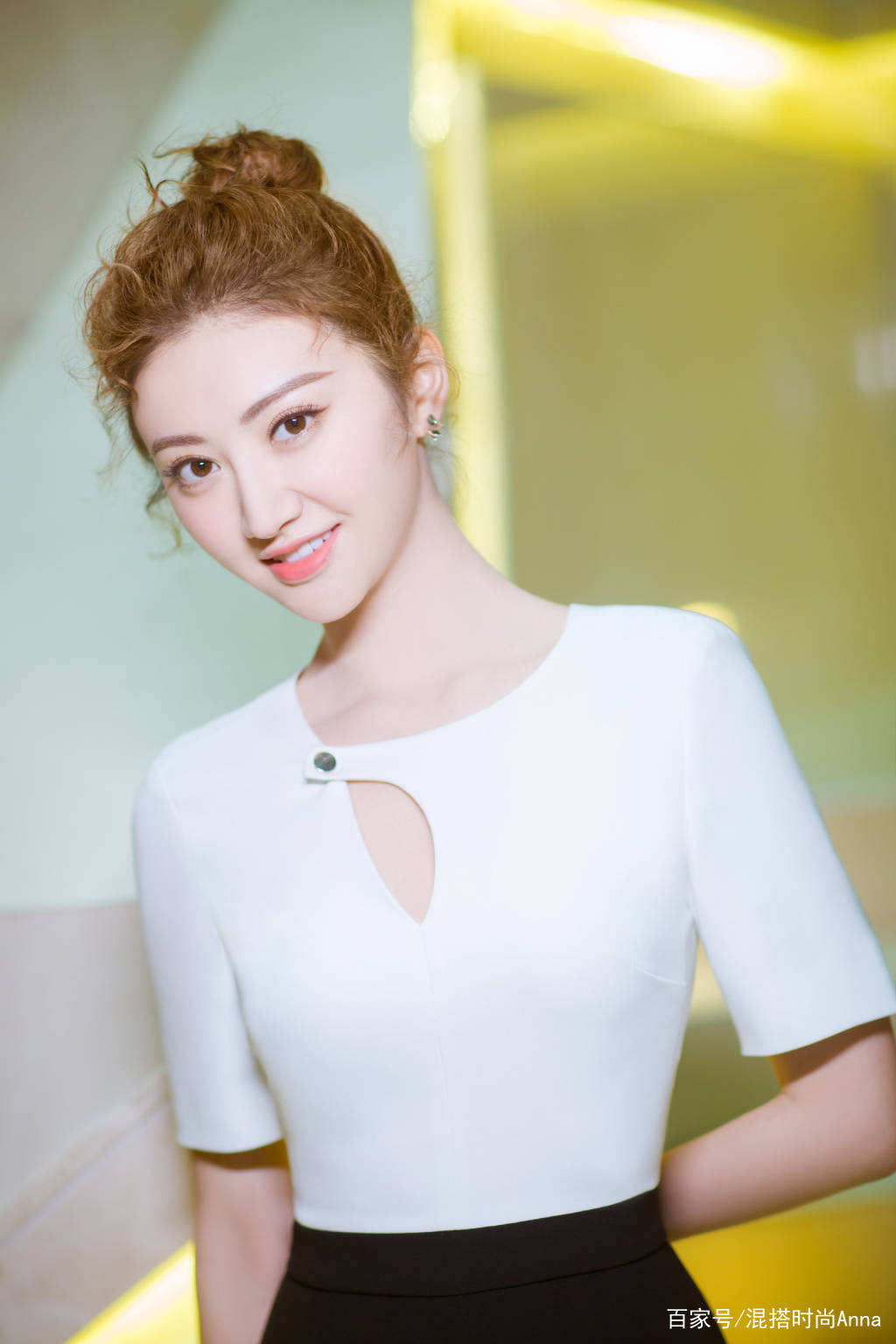 发型|37岁戚薇现身许嵩演唱会，高扎LUCKY款丸子头，比小2岁许嵩还年轻