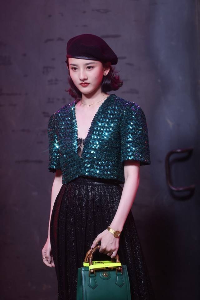 服装|别看宋祖儿年纪不大，但衣品还挺“女人”的，一袭亮片长裙真妩媚