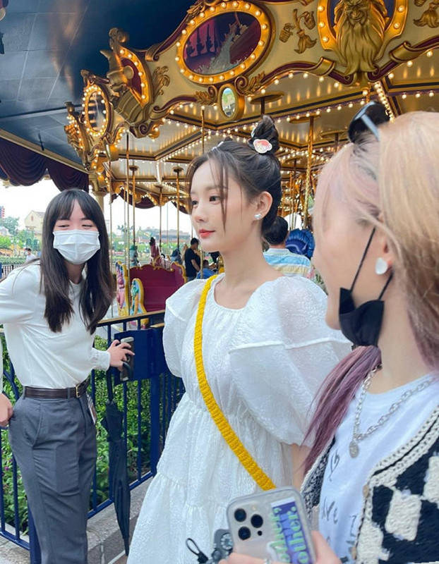 身材|李一桐穿泡泡裙去迪士尼，路人镜头下颜值抗打，状态好到不输00后