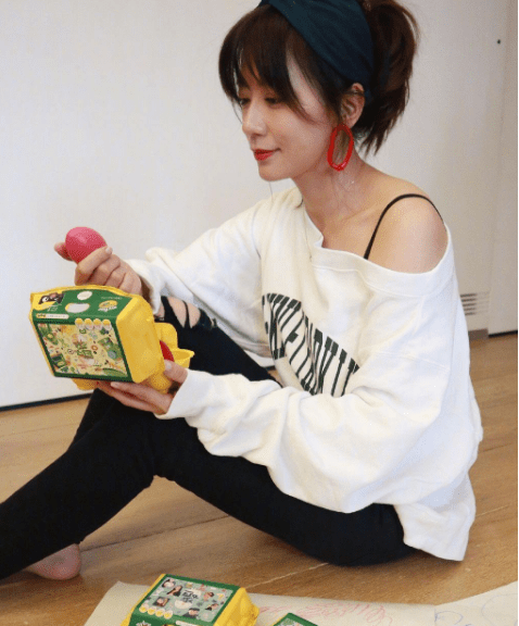 卫衣|贾静雯气质真洋气，穿拼接卫衣配短裤真减龄，美腿不输女儿