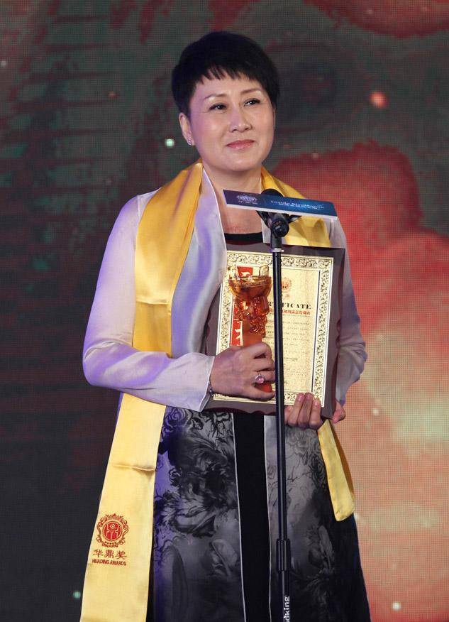 一身|老戏骨“张凯丽”真会穿，一身水墨图案礼服出镜，传统风格好时髦