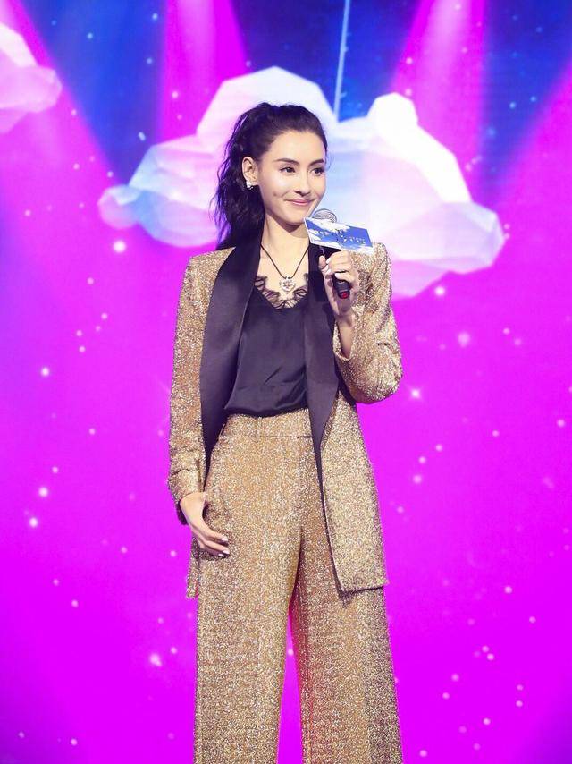 设计|41岁张柏芝气质真好，穿金色西装扎高马尾时尚减龄，美得高级
