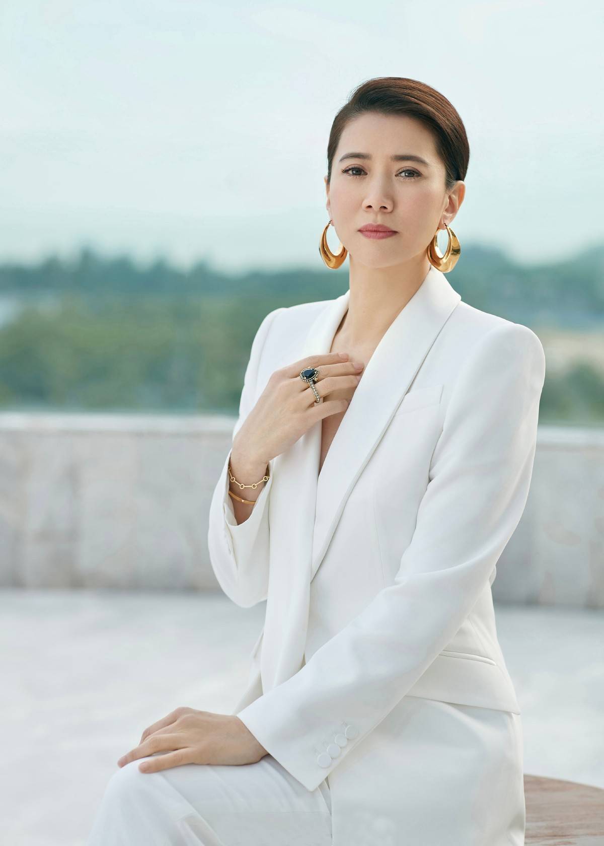 眼光|张智霖眼光真好,50岁袁咏仪西装+高跟鞋,造型依旧很有女神范
