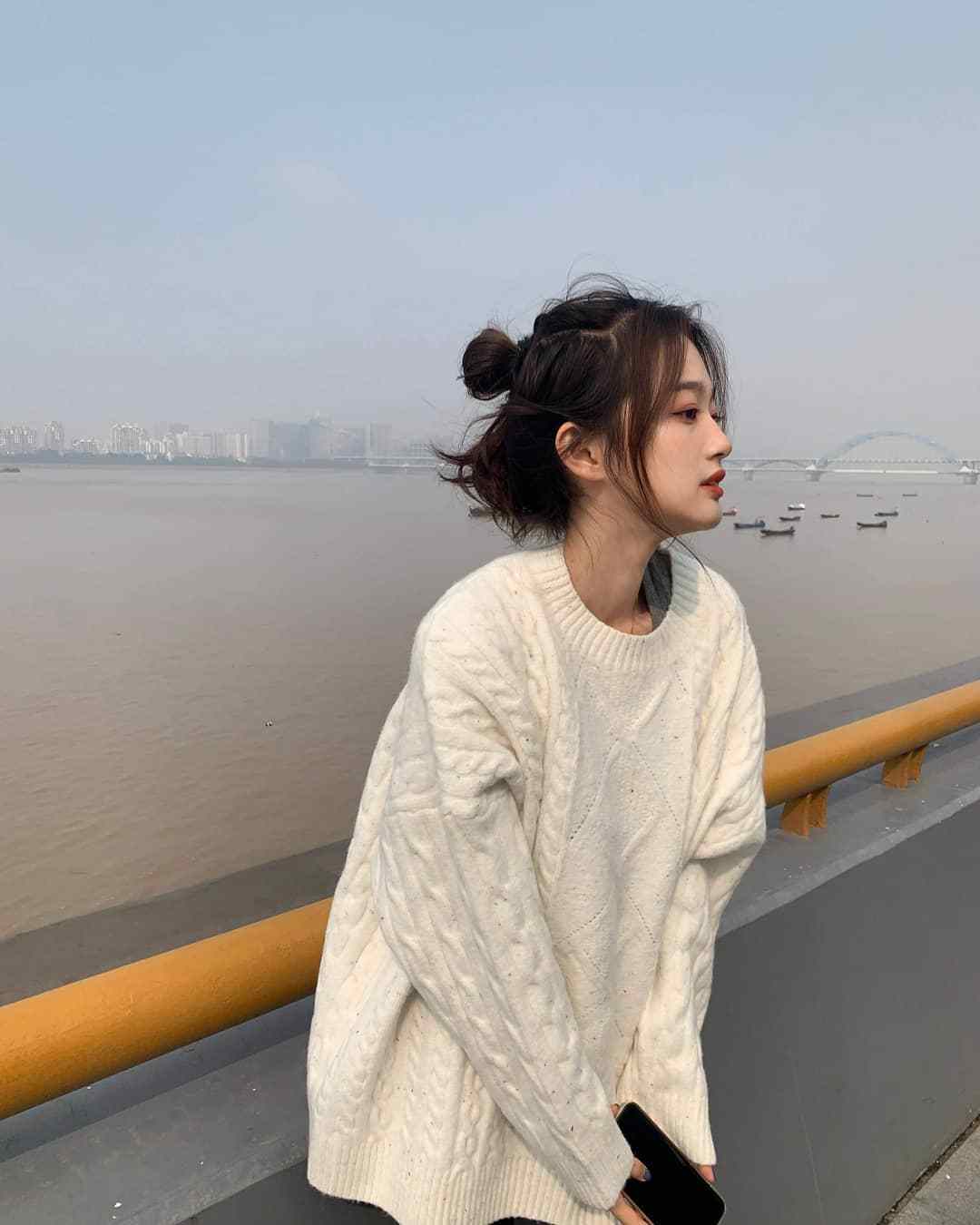 黑色|宽松版的白色毛衣,搭配黑色紧身裤,青春减龄又时尚,尽显慵懒风