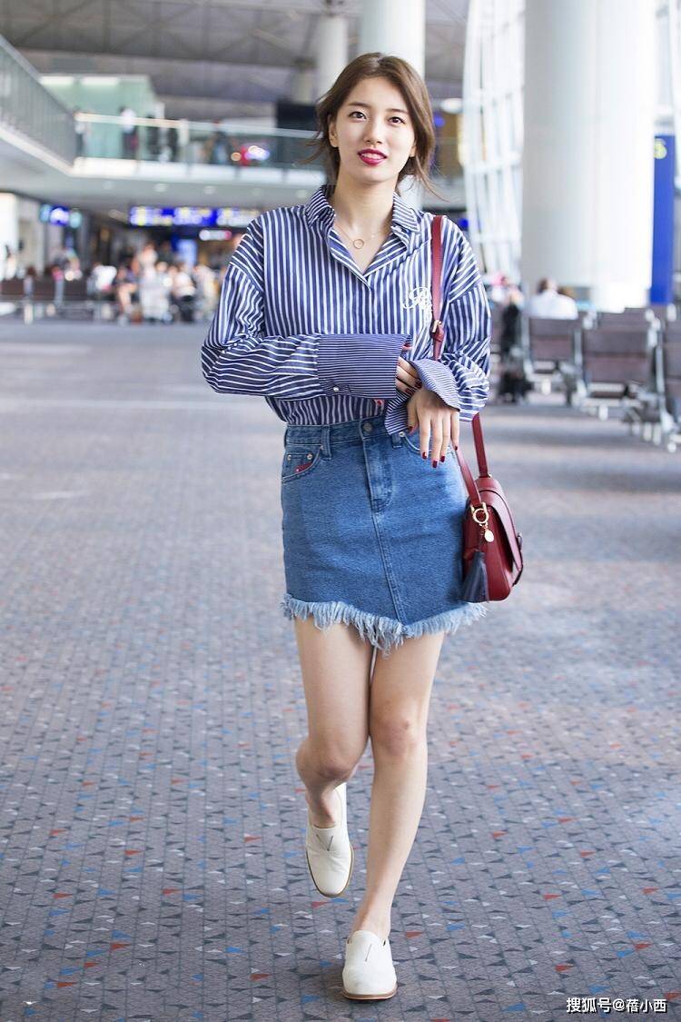 条纹|佘诗曼46岁又如何?穿条纹衬衫配短裤走机场,气质在根本不用扮嫩