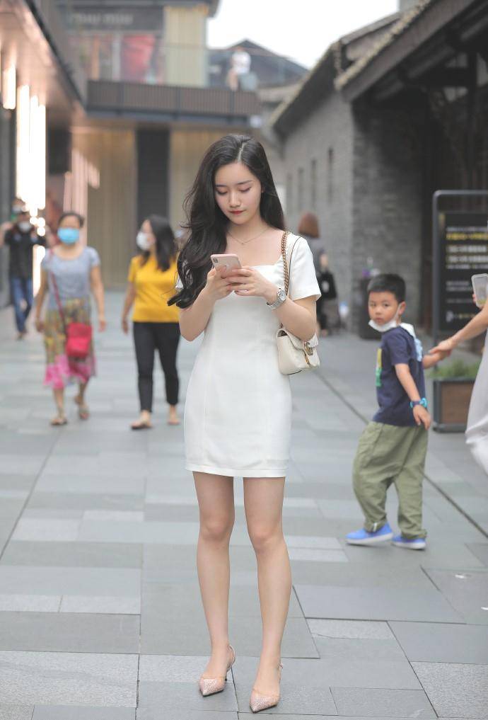 短裙|靓女出街穿搭，选择白色小短裙，轻松展现成熟魅力！