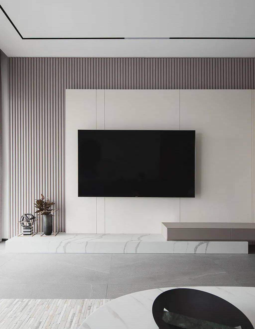 搭配浅灰色窗帘和浅灰咖色几何图案地毯,在浅灰色地砖和背景墙的衬托