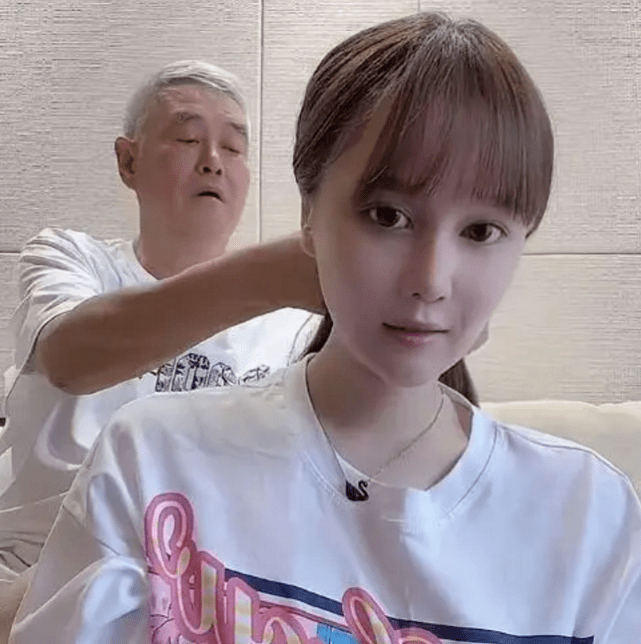 原创赵本山女儿球球与男友出游,两人旁若无人不停亲吻公主抱,超腻乎