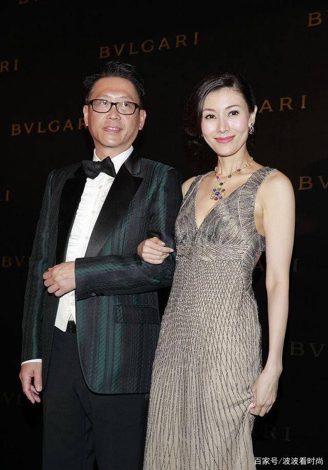 老公|李嘉欣真给老公长脸，52岁穿深V露背裙高贵迷人，阔太气质很惊艳