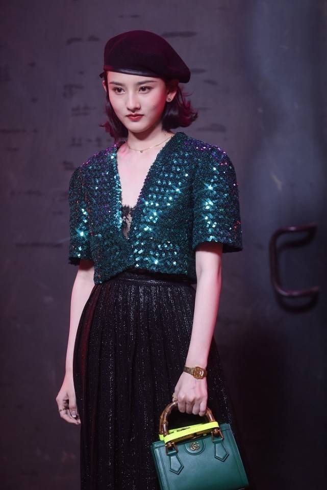服装|别看宋祖儿年纪不大，但衣品还挺“女人”的，一袭亮片长裙真妩媚