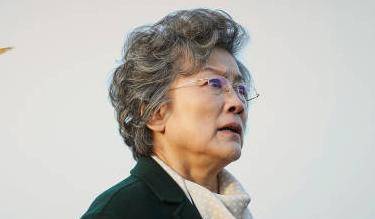 显得|老戏骨宋春丽新潮时髦，黑西装配红唇惊艳大气，浑身老艺术家气质