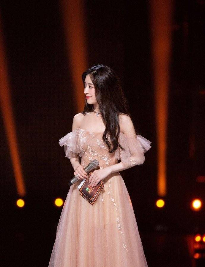 真丝|张含韵甜美:杨钰莹穿真丝裙带36万耳环,披荆斩棘哥哥被姐姐抢镜