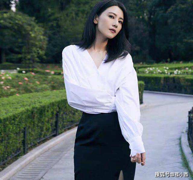 魅力|高圆圆终于换风格，穿荧光绿背心裙再套半身裙，连气质都变洋气了