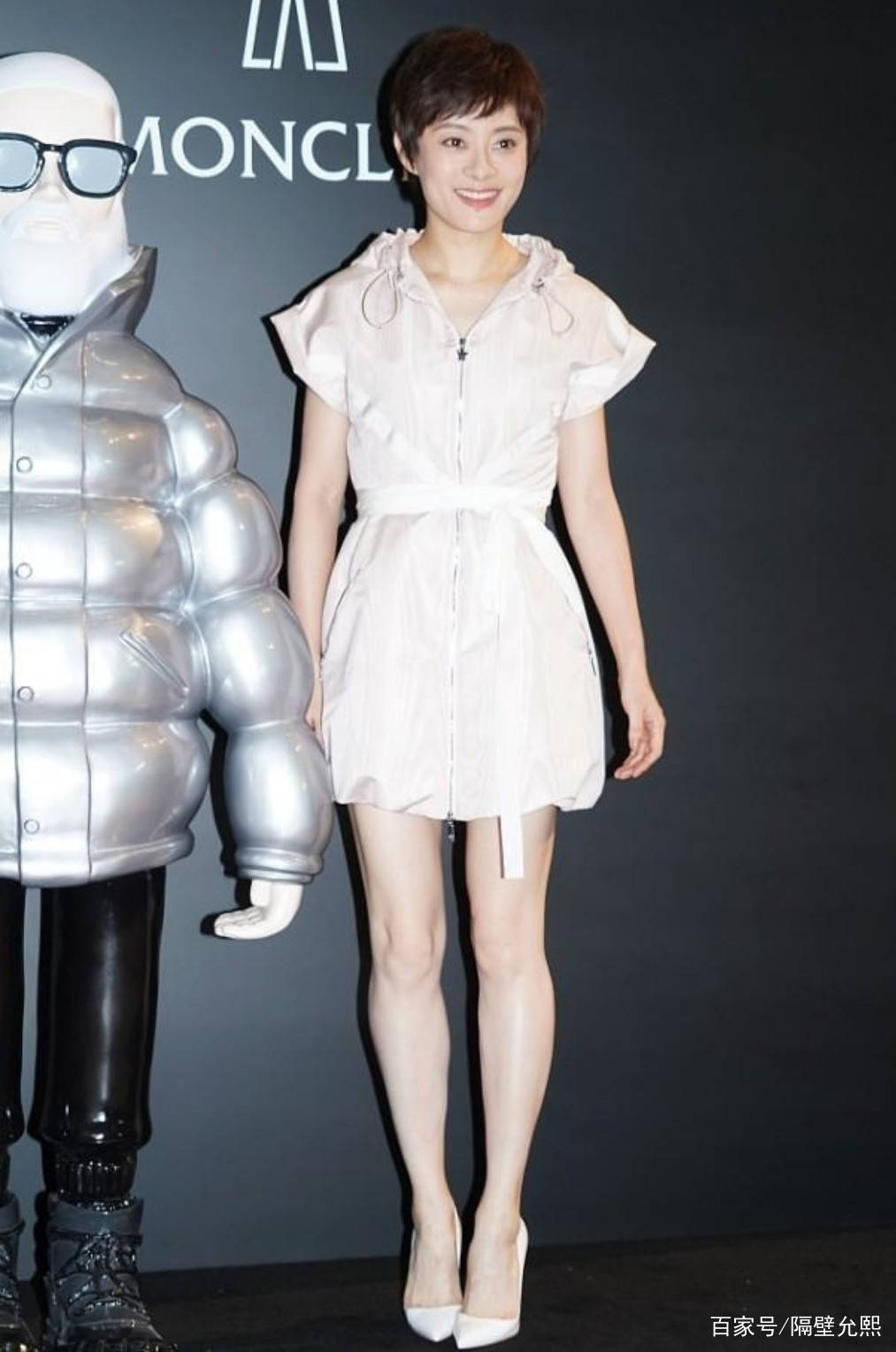 整体|孙俪真的太会过日子了,穿白色连体裤参加活动,38岁还充满少女感