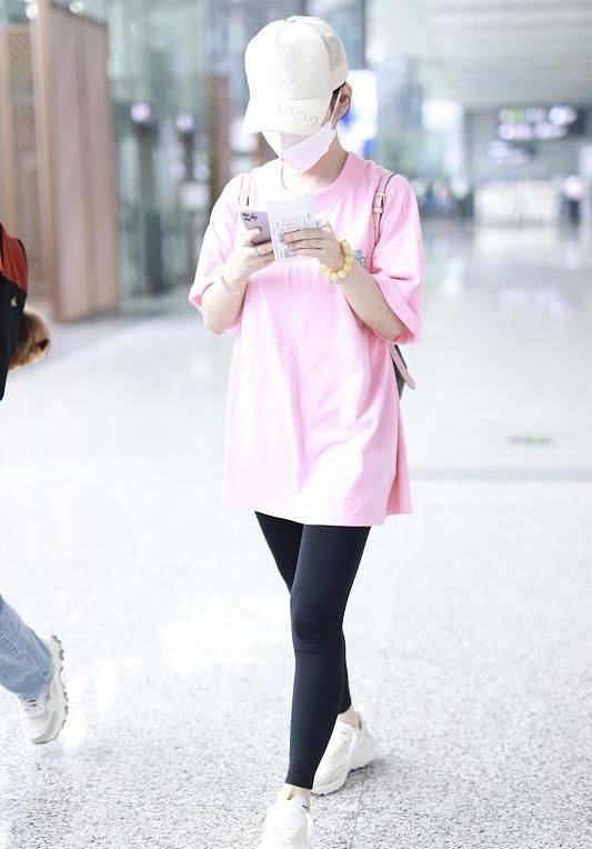 整体|九球天后潘晓婷终于高调，穿健美裤在机场秀身材，拎2万5包超阔气