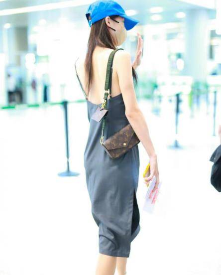 后背|金晨机场穿“荡领”吊带裙,后背设计比前面好看,就是身材太骨感