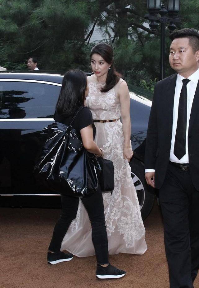 郭晶晶|郭晶晶不愧是“阔太太”,一袭亮片旗袍裙优雅高贵,气质绝佳