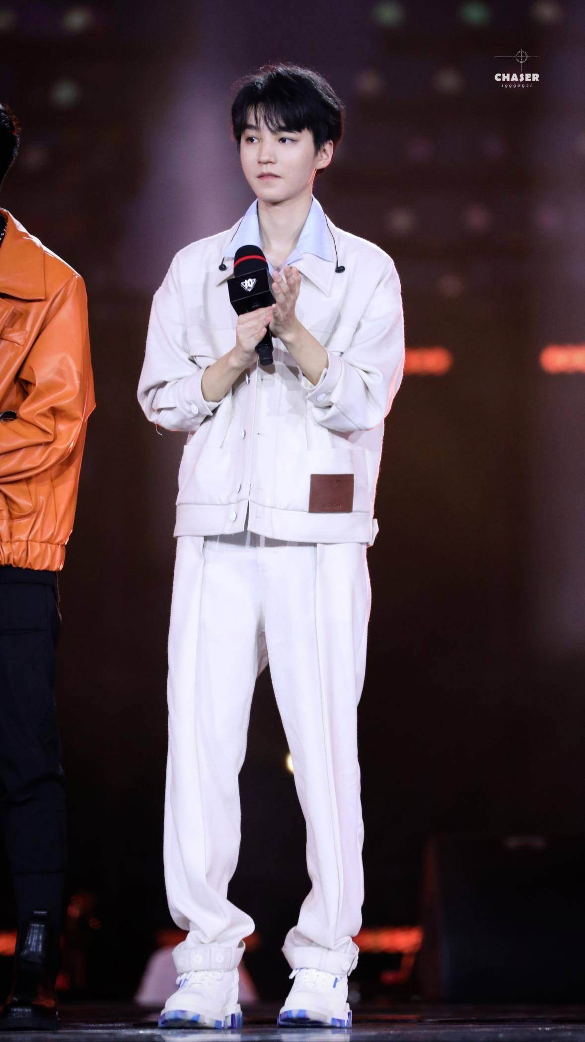 形象|王俊凯现身英雄联盟明星赛，一身清爽打扮，妥妥的校园剧“男主”