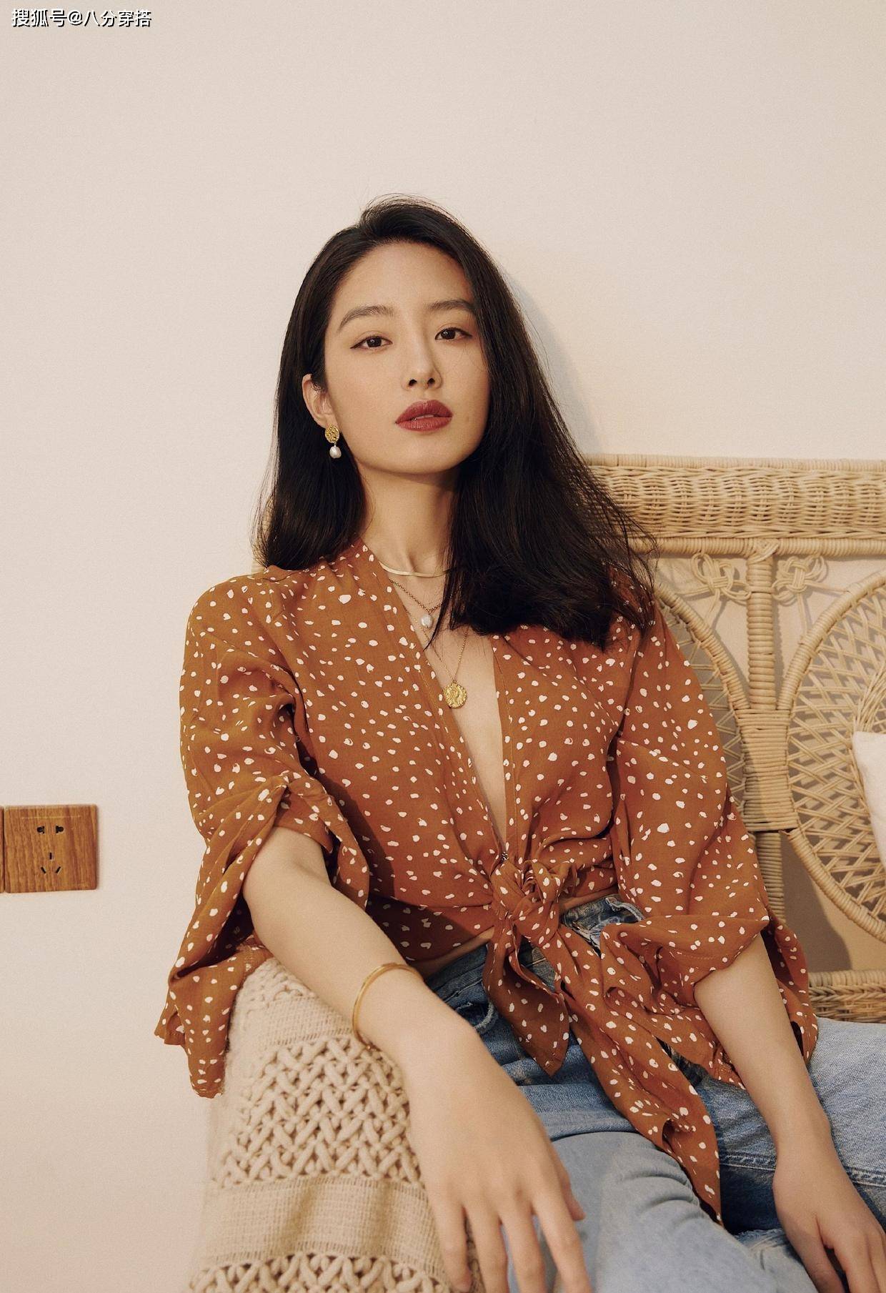 氛围|论气质我只服杨采钰，黑色西装搭配波点衬衫摩登复古，浪漫又高级