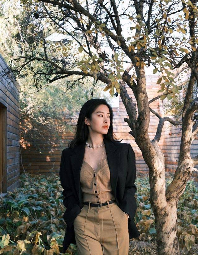 黑色|杨采钰的法式穿搭让人心服口服，黑上衣配西裤优雅干练，高级精致