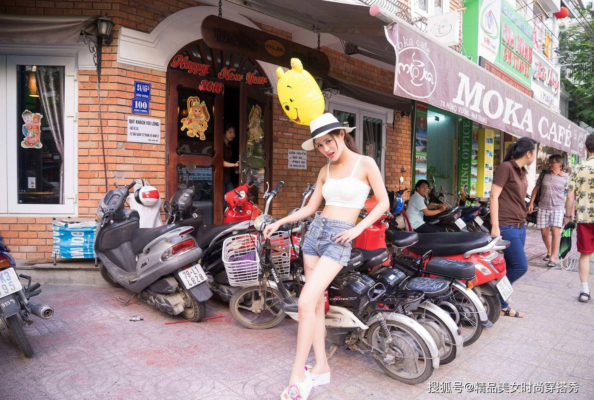 吊带|小姐姐都喜欢的牛仔热裤，配上吊带背心就可以秀出自己完美的身材