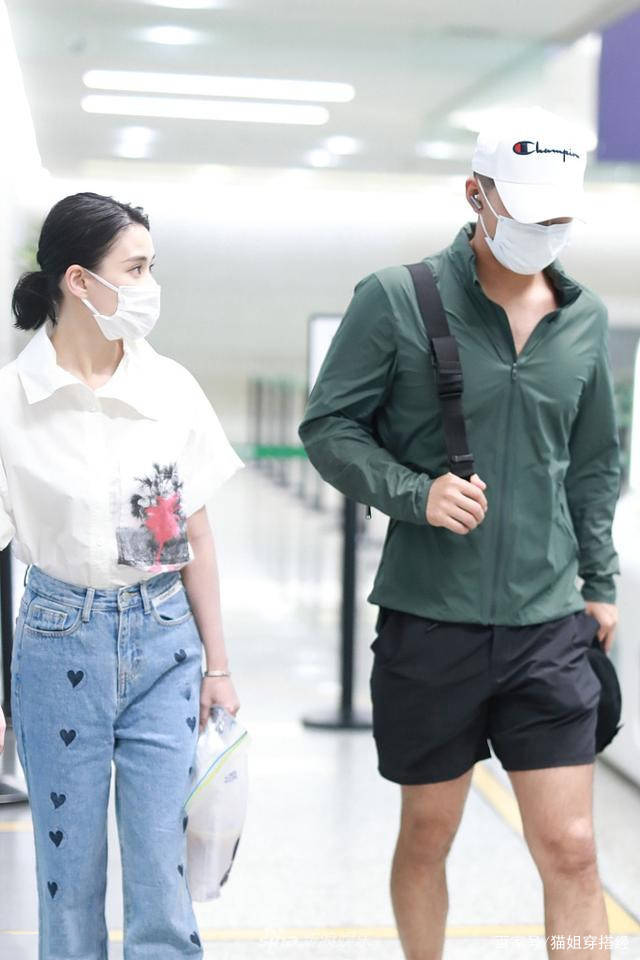 架子|何超莲真没豪门架子，和窦骁走机场穿白衬衫配牛仔裤，像邻家妹妹