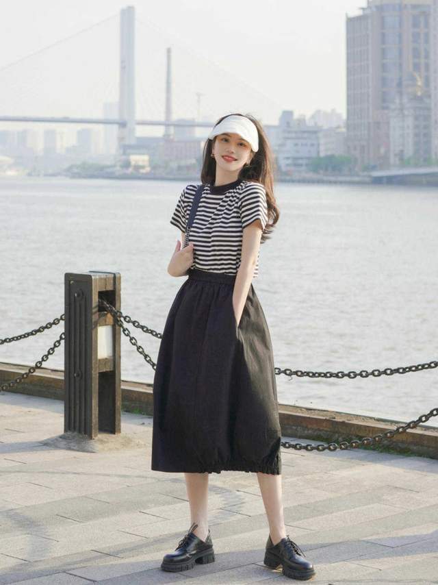 是属于|简单基础款如何穿出高级感？条纹T恤搭配黑色半身裙，简约又洋气