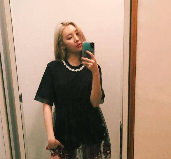 黑色|关晓彤的腿长得夸张！T恤+短裙清爽活力，号称大陆腿精不过分