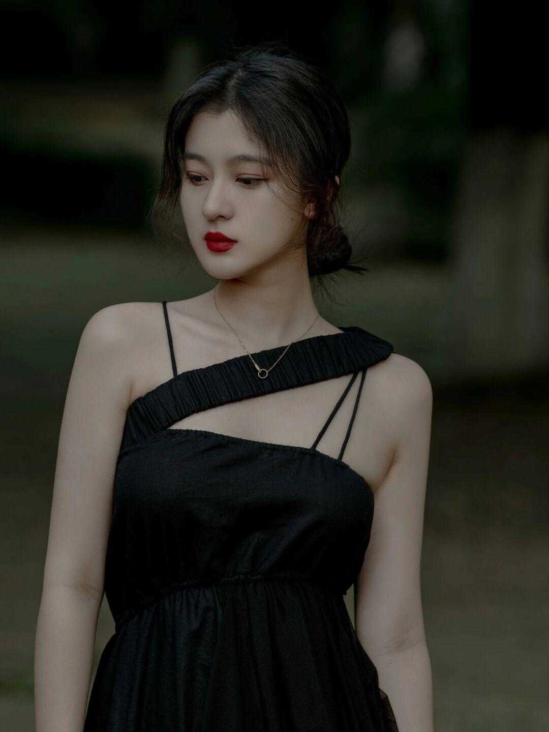 显得|入秋后买吊带连衣裙，可以选择这款“高级色”，显白衬肤还提气质