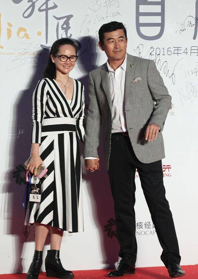 黑色|王志飞老婆挺有名媛感的，黑色薄透裙配珍珠项链，身材挺高挑的
