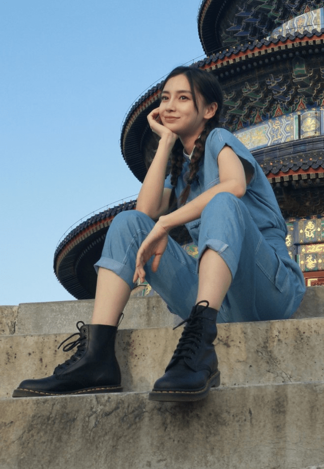 杨颖|Baby现身《英雄联盟》10周年，穿工装露香肩，32岁仍有娃娃脸