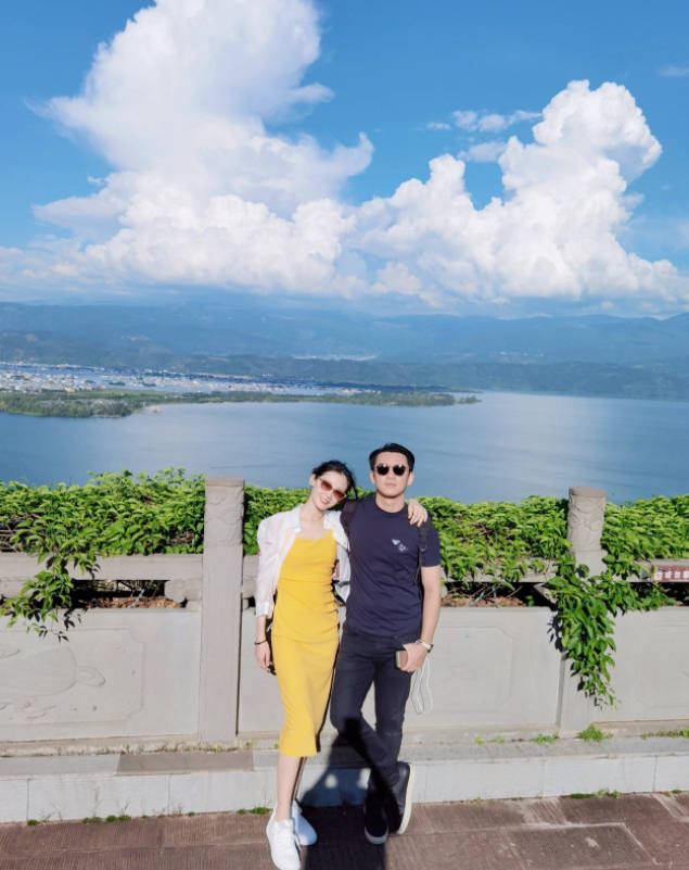 小孩|苗苗晒与郑恺出游照，皮肤白皙小腿纤细，两人搭肩手牵手超甜蜜