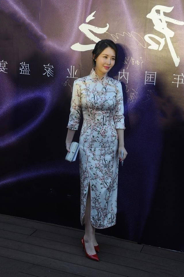 身材|王石小30岁娇妻真会穿，穿印花旗袍配红高跟，窈窕精致太有女人味