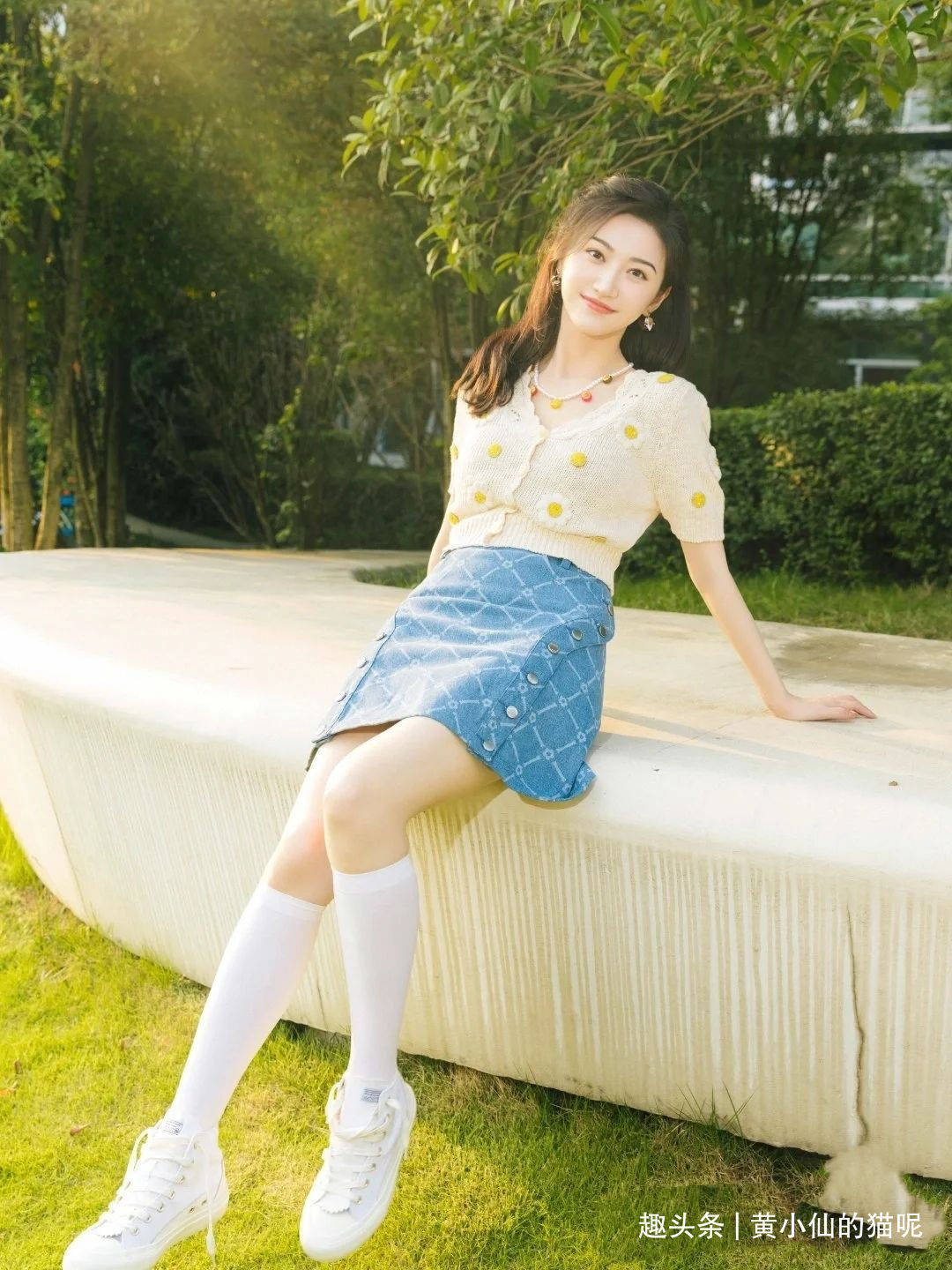 短裙|赵丽颖路透生图状态真好，戴贝雷帽穿小短裙似少女，甜美又可爱