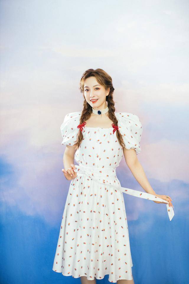 魅力|吴昕真会穿，一袭白色碎花连衣裙清新甜美，减龄俏皮好似17岁少女