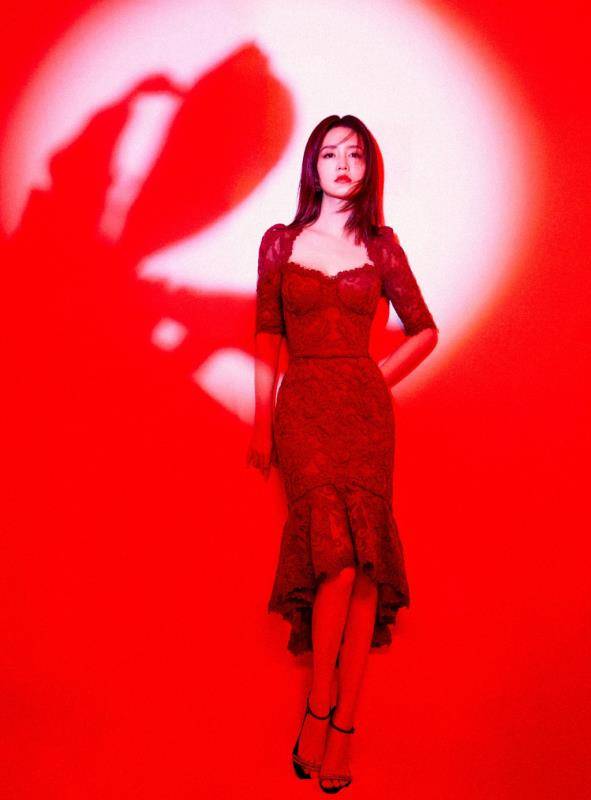 身材|30岁李沁身材这么好？穿红色蕾丝裙丝毫不显臃肿，反而特衬比例