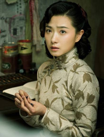 上海|39岁万茜挑战倾城之恋，旗袍造型一出来，粉丝就感叹稳了！