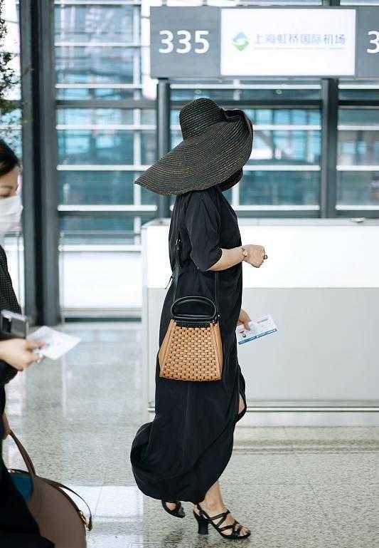 黑色|金星这回造型太成功，穿黑色连衣裙好显瘦，大檐帽显贵又优雅