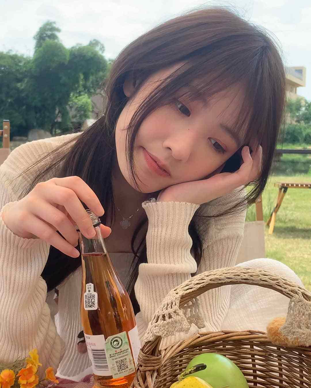 姐姐|秋游偶遇美女小姐姐，白色针织开衫搭配白色吊带裙，甜美俏皮又可爱