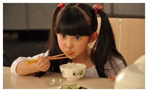 饮食|李湘富养女儿不算什么,林心如晒女儿早餐,从里到外都是亮点