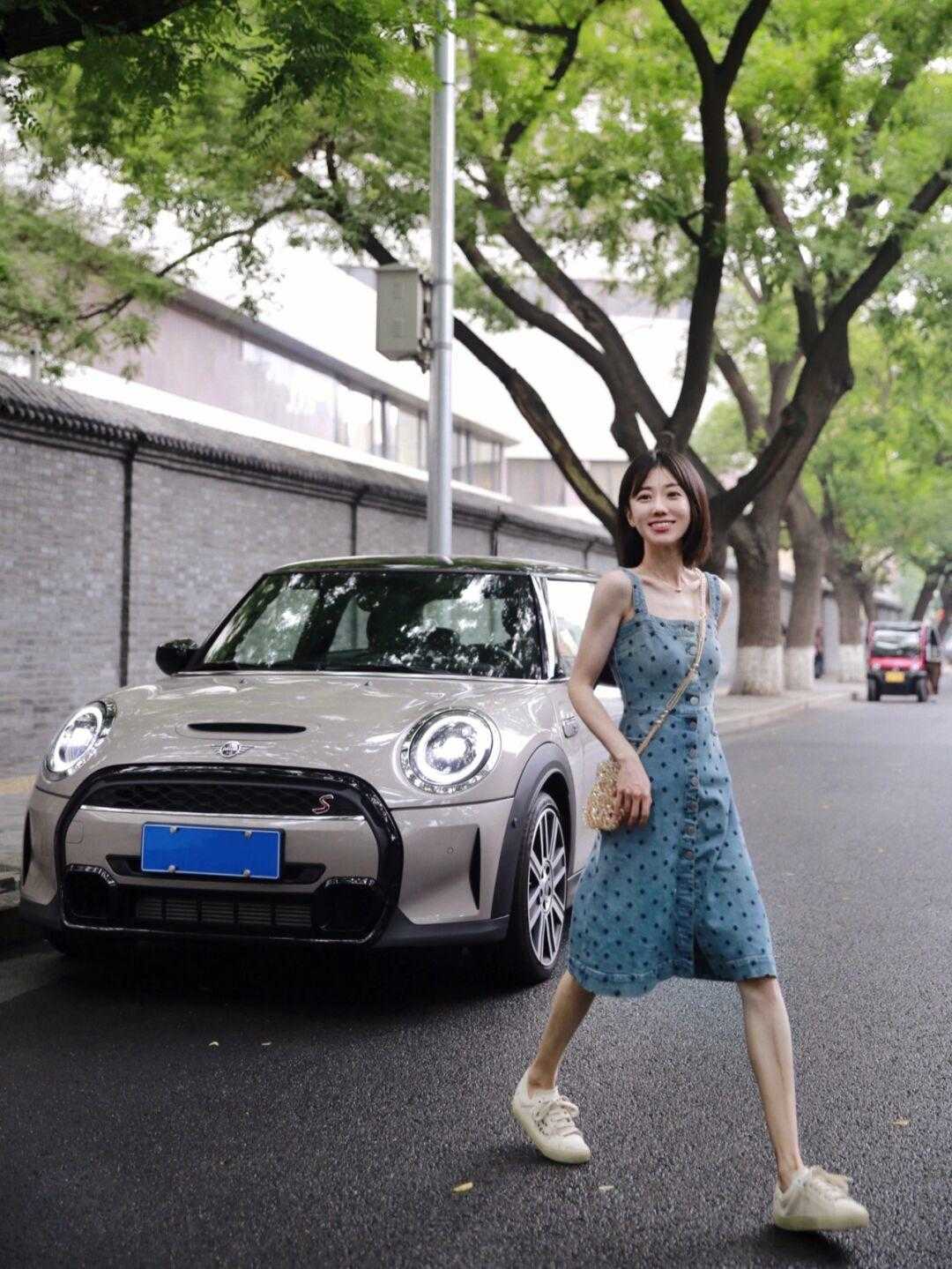 显得|入秋后买吊带连衣裙，可以选择这款“高级色”，显白衬肤还提气质