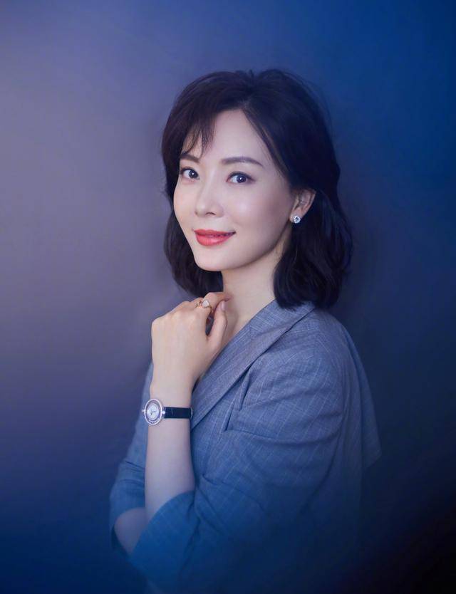 整体|陈数穿衣搭配美课堂，42岁的她，竟把西装穿出了高级贵妇感！