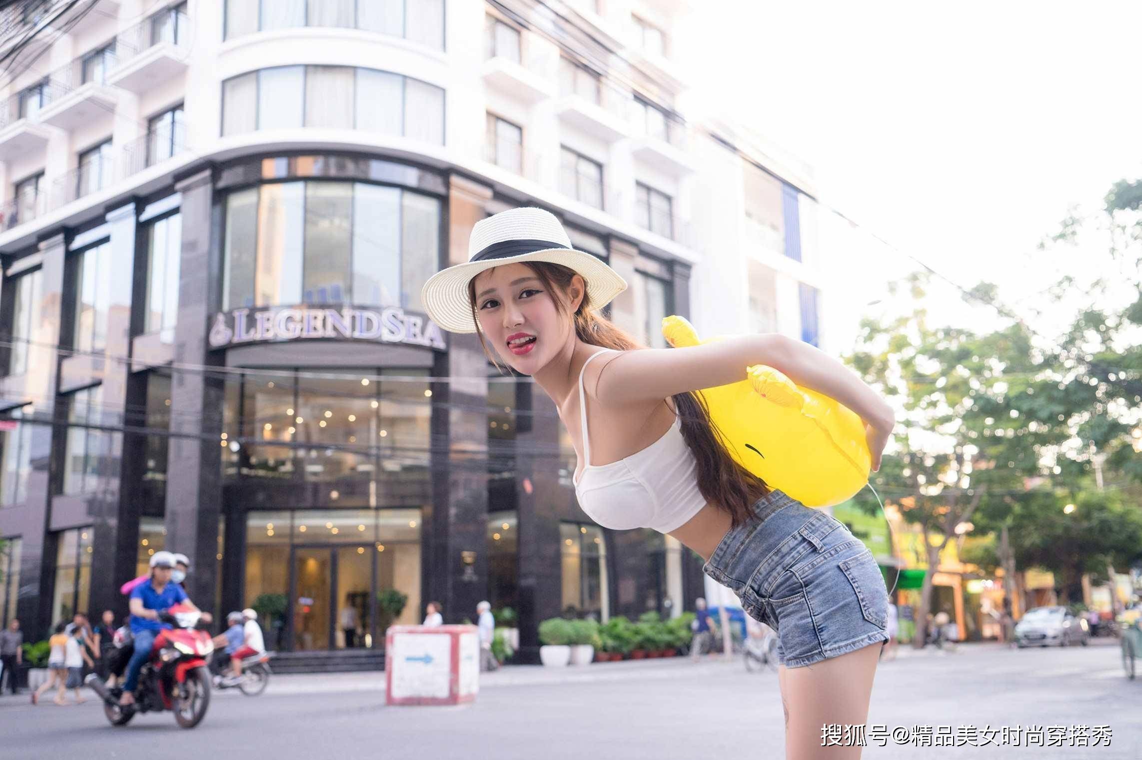 吊带|小姐姐都喜欢的牛仔热裤，配上吊带背心就可以秀出自己完美的身材