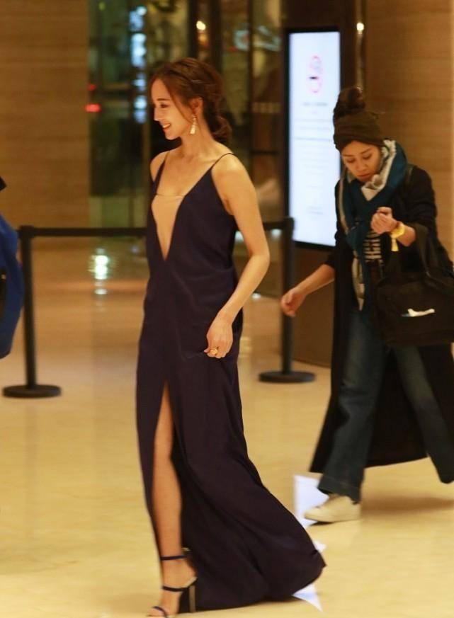 曲线|张钧甯对身材还挺自信的，一袭开叉长裙秀曲线，走起路来好撩人