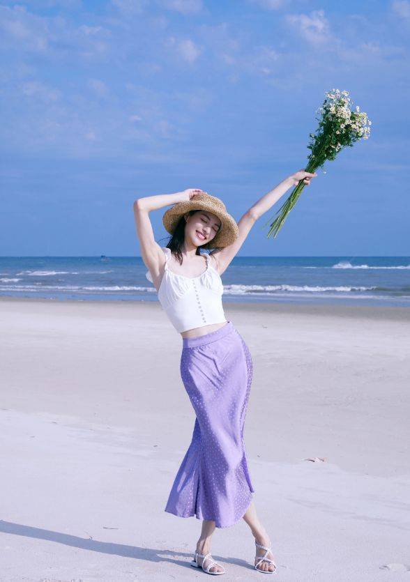 漂亮|钟楚曦身材好绝，一袭蝴蝶印花裙清新高雅，好似被上帝眷顾一般