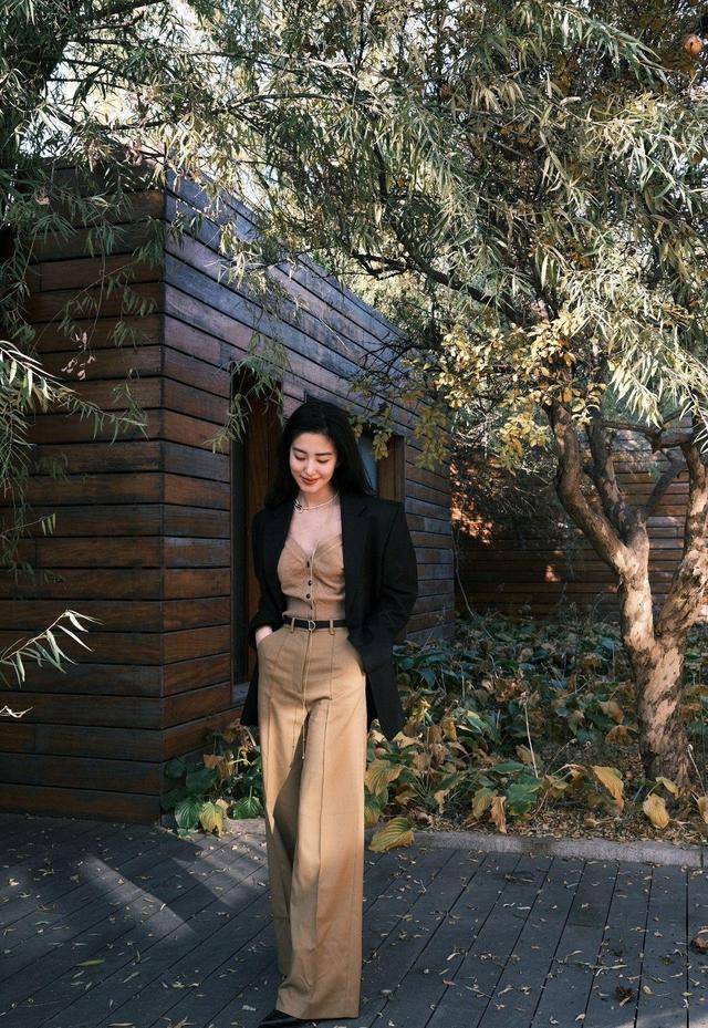 黑色|杨采钰的法式穿搭让人心服口服，黑上衣配西裤优雅干练，高级精致