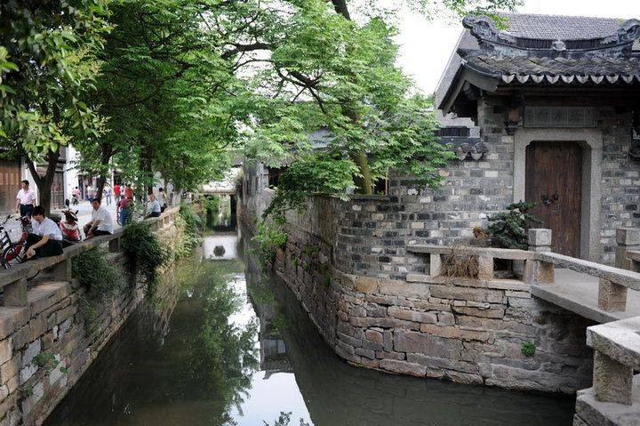 平江路：苏州的历史老街，沿河而建，是古城历史的缩影