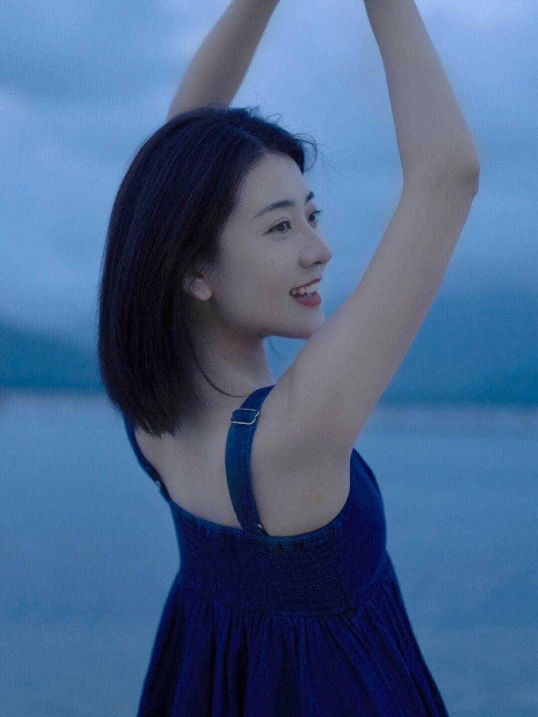 显得|入秋后买吊带连衣裙，可以选择这款“高级色”，显白衬肤还提气质